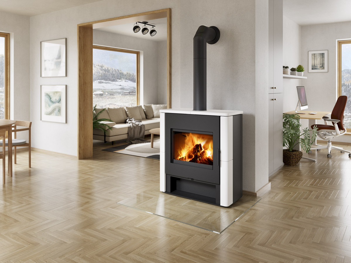 Kaminska peč na drva Romotop TELDE ceramic z ravno površino v moderni dnevni sobi