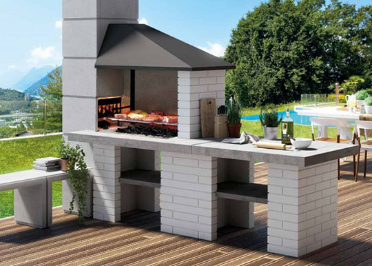 Bodite pripravljeni z zunanjim kaminom, da vas žar/piknik sezona ne preseneti