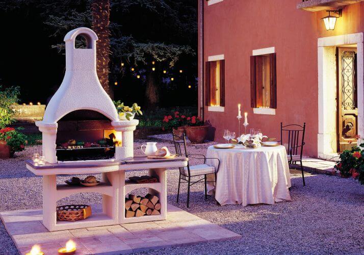 Zunanji betonski kamin na drva